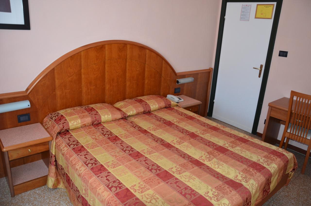 Hotel Lorenzo Челле-Лигуре Экстерьер фото