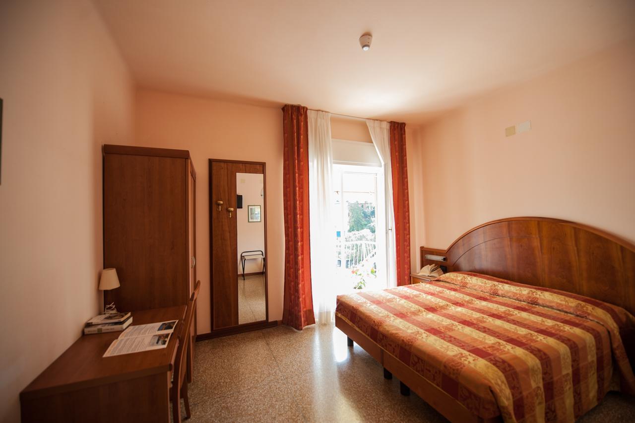 Hotel Lorenzo Челле-Лигуре Экстерьер фото